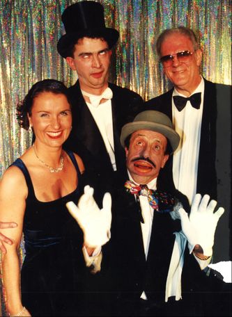 Karin, Nicolai, mit den bereits seeligen Alfredo Samldini und Joe Miller, im Entdeckungsjahr 1999
